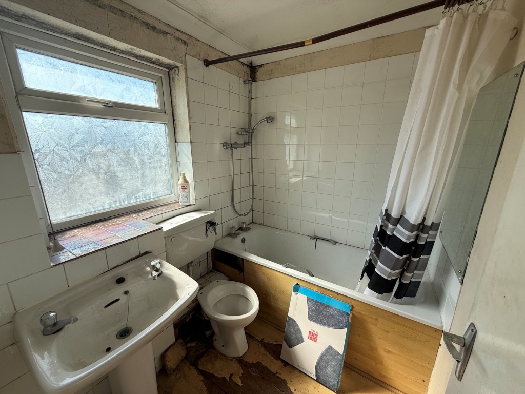 Lot: 159 - MAISONETTE FOR IMPROVEMENT - Three piece bathroom suite